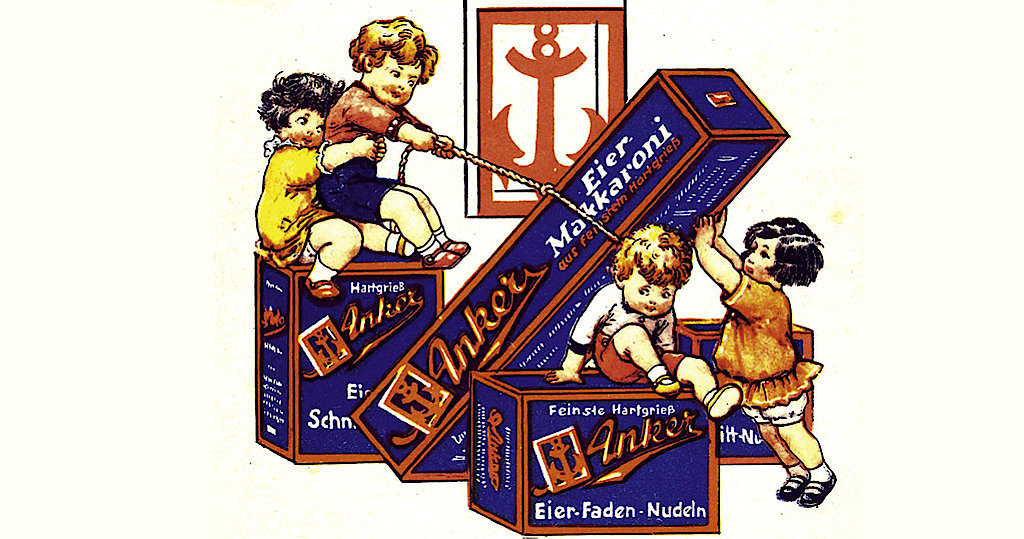 Historische Werbung für Anker-Nudeln aus Löbau mit gezeichneten Kleinkindern, die an Nudelverpackungen ziehen, Bild: Stadtmuseum Löbau