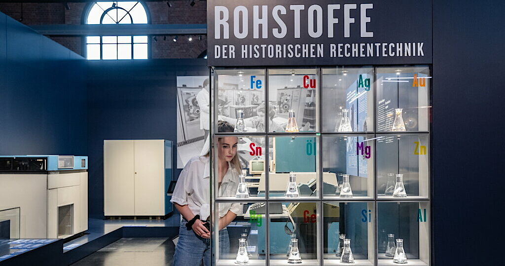 Eine junge Frau sieht sich in der Dauerausstellung des Industriemuseums Chemnitz um; Foto: Dirk Hanus, Archiv Industriemuseum Chemnitz