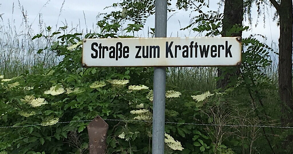 Straßenschild in Zittau mit dem Namen Straße zum Karftwerk, Foto: Sophia Littkopf