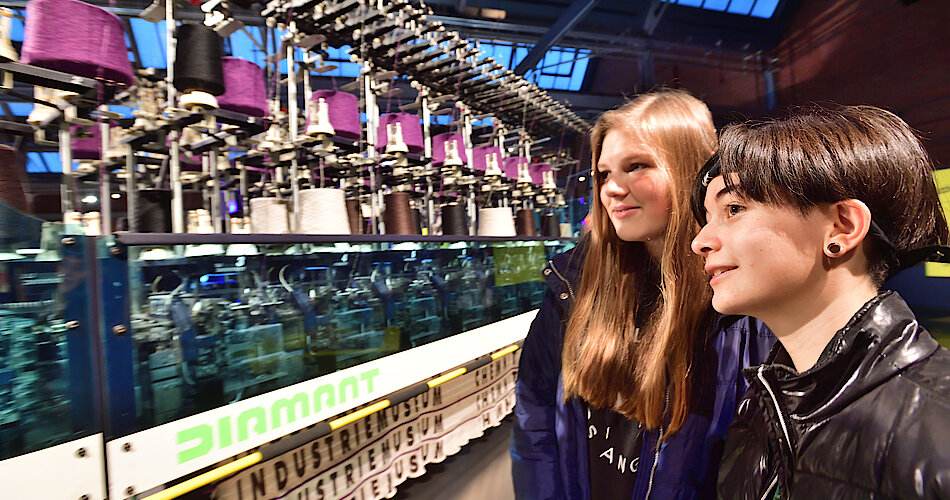 Das Foto zeigt zwei Kinder in der Ausstellung des Industriemuseums Chemnitz.