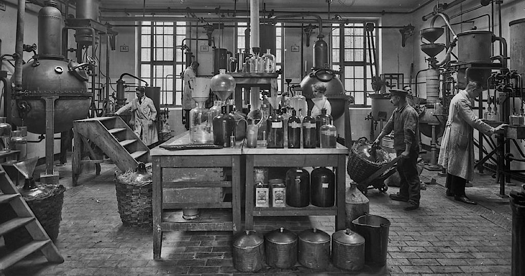 Produktionshalle in der Fabrik für ätherische Öle Rudolf Lauche, 1920; Foto: Stadtgeschichtliches Museum Leipzig, Fotoatelier Hermann Walter