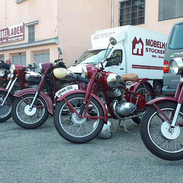 Mehrere rote Jawa-Motorräder stehen nebeneinander