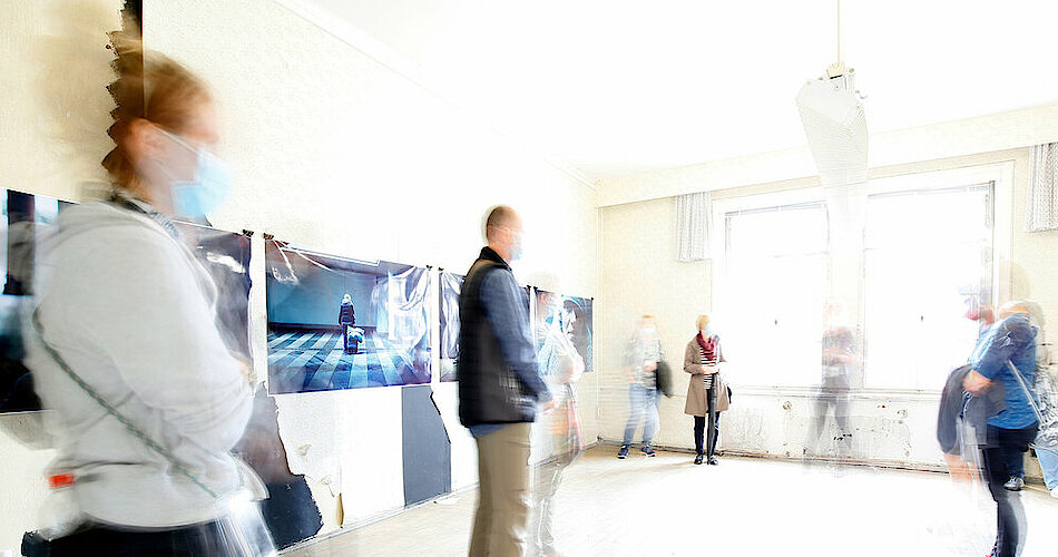 Verschwommener Blick auf Menschen in einem Ausstellungsraum