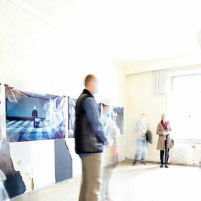 Verschwommener Blick auf Menschen in einem Ausstellungsraum