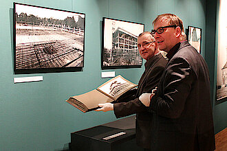Kurator Christoph Kaufmann (links) und Museumsdirektor Dr. Anselm Hartinger präsentieren das Fotoalbum der Firma Max Gotthilf Richter, Foto: Kulturstiftung des Freistaates Sachsen