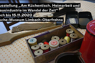 Utensilien bei der Heimarbeit auf einem Küchentisch (Foto: Esche-Museum Limbach-Oberfrohna)