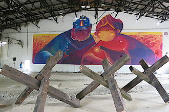 Wandbild des Duos „Los Calladitos“ (Mexiko) und Installation von Benjamin Hahn (Deutschland) auf der ibug 2019 in Reichenbach, Foto: Kulturstiftung des Freistaates Sachsen