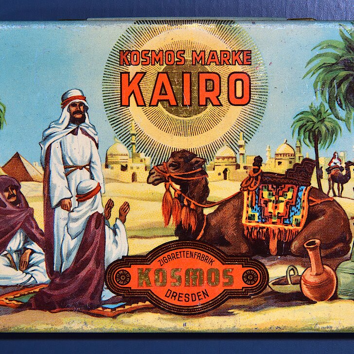 Das Foto zeigt eine Zigarettendose der Marke "Kairo" mit der Abbildung einer Karawane. 