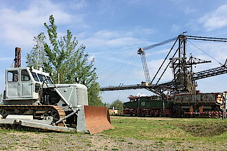 Die T-100 „Stalinraupe“ im Bergbau-Technik-Park