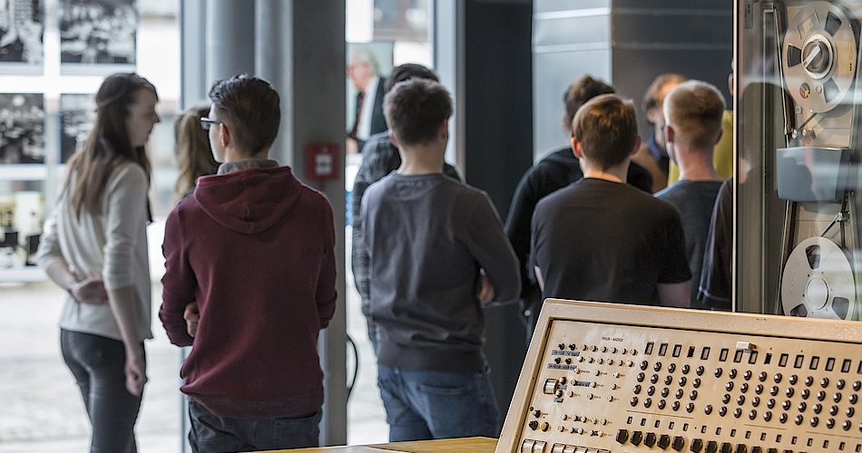 Besucher im ZCOM Zuse-Computer-Museum während einer Führung