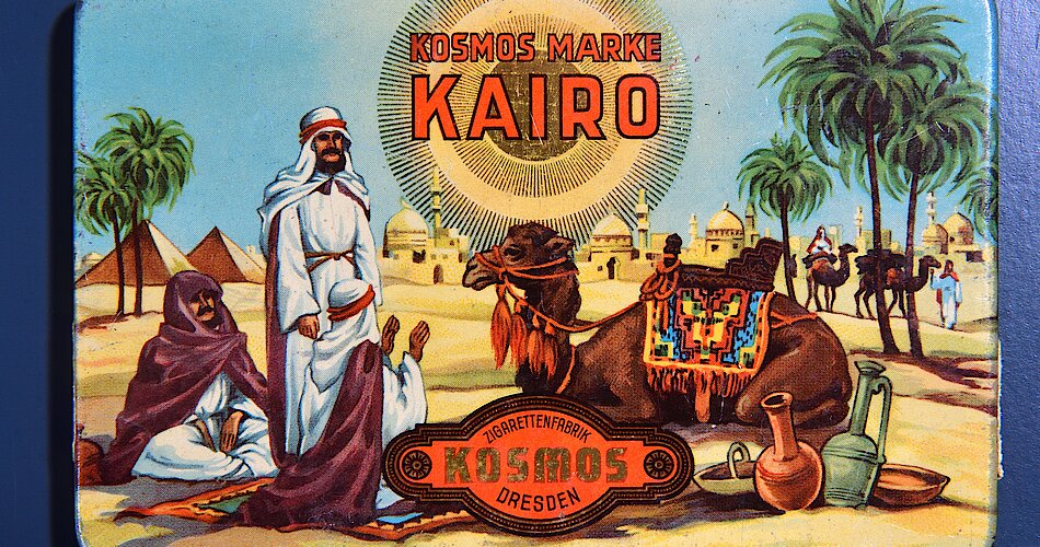 Das Foto zeigt eine Zigarettendose der Marke "Kairo" mit der Abbildung einer Karawane.